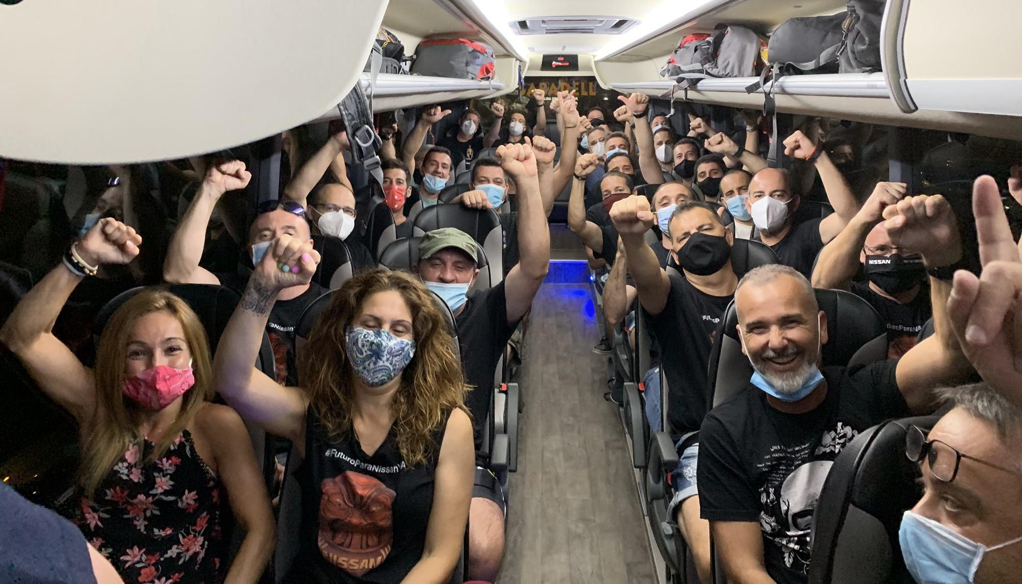 Los trabajadores de Nissan llenaron decenas de autobuses para protestar frente al Congreso, en Madrid.